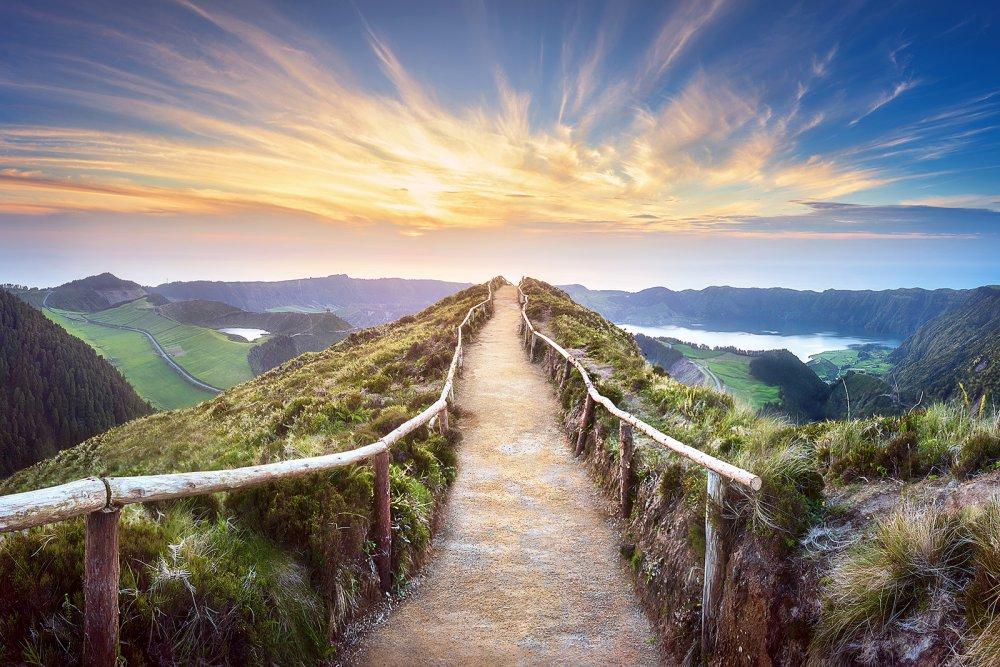 path to the lake (c) iStock/boule13