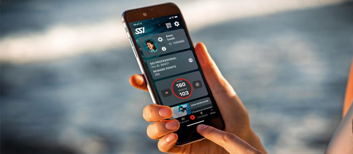 SSI-dykare som bläddrar igenom MySSI-appen på sin smartphone